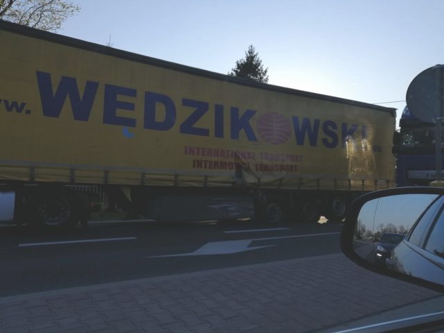 Zderzenie dwóch ciężarówek na krajowej 19. Są utrudnienia w ruchu na trasie Lublin – Lubartów (zdjęcia)