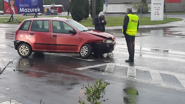 Zderzenie fiata z daewoo w Kraśniku. Dwie osoby w szpitalu (zdjęcia)