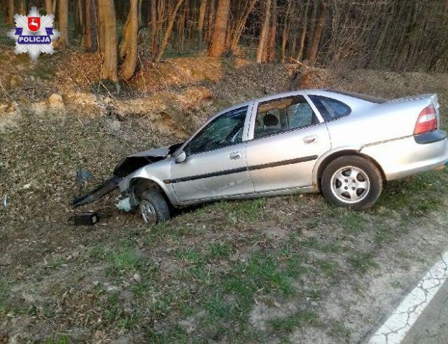 Opel zjechał z drogi i uderzył w skarpę. Jedna osoba nie żyje (zdjęcia)