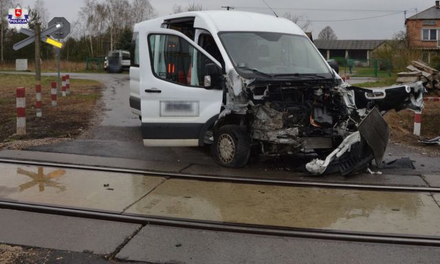 Wjechał busem pod pociąg pośpieszny. Szlak kolejowy jest zablokowany (zdjęcia)