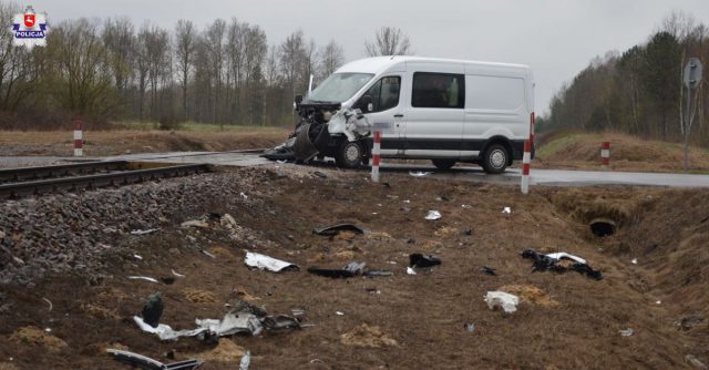 Wjechał busem pod pociąg pośpieszny. Szlak kolejowy jest zablokowany (zdjęcia)