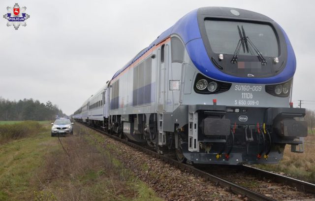 Wjechał busem pod pociąg pośpieszny. Szlak kolejowy jest zablokowany (zdjęcia)