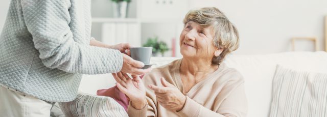 Opiekun osób starszych – zawód nie tylko dla młodych
