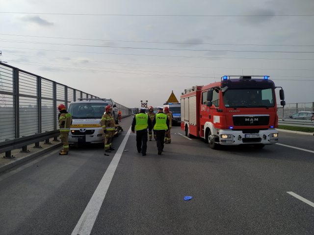 Wypadek na ekspresówce. Laweciarz w ciężkim stanie po potrąceniu przez ciężarówkę (zdjęcia)