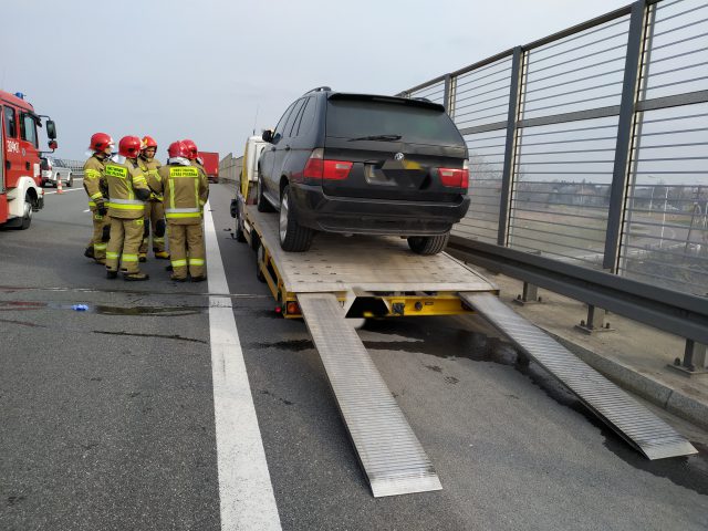 Wypadek na ekspresówce. Laweciarz w ciężkim stanie po potrąceniu przez ciężarówkę (zdjęcia)