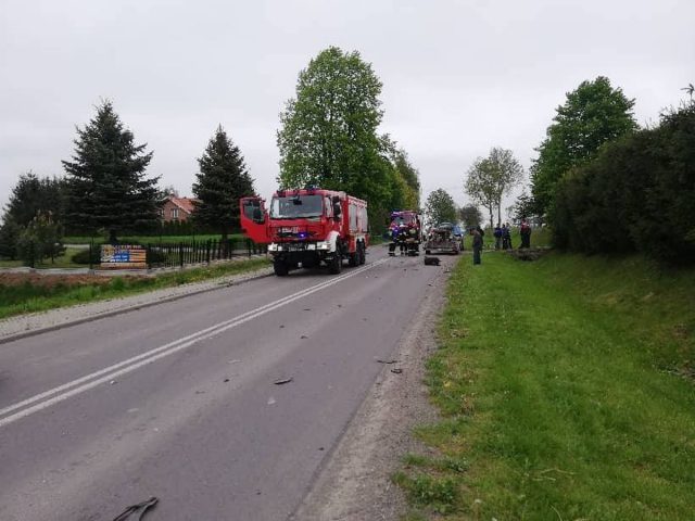 Zderzenie audi z volkswagenem. Strażacy musieli ciąć auto, aby uwolnić kierowcę (zdjęcia)