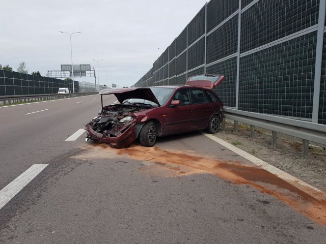 Mazda uderzyła w barierę na drodze ekspresowej (foto)
