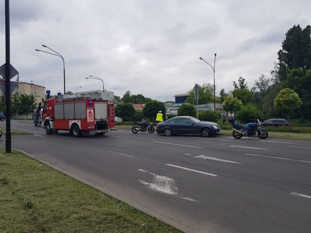 Zderzenie mercedesa z motocyklem na ul. Lubomelskiej. 17-latek w szpitalu (zdjęcia)