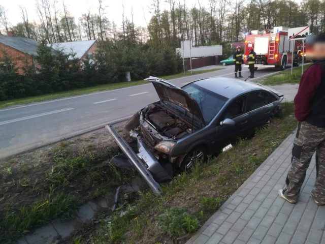 Opel wypadł z zakrętu, zatrzymał się w rowie. Jedna osoba poszkodowana (zdjęcia)