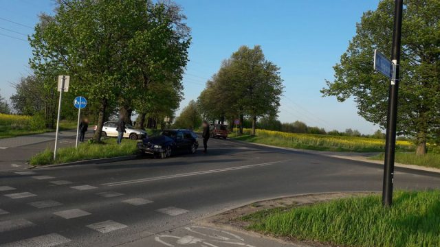 Zderzenie opla z BMW w pobliżu Zalewu Zemborzyckiego (zdjęcia)