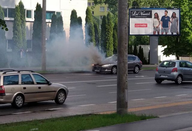 Pożar peugeota w pobliżu hipermarketu w Lublinie. Są utrudnienia w ruchu (zdjęcia)