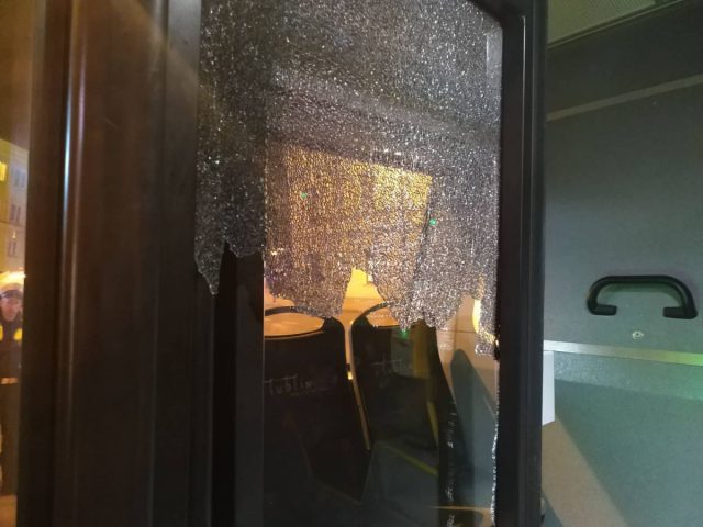 „Z główki” zaatakował trolejbus. Trafił do szpitala (zdjęcia)
