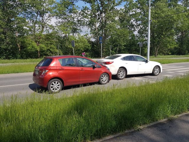 Nie chciał wjechać w auto przepuszczające pieszą, doprowadził do zderzenia z jadącą obok toyotą (zdjęcia)