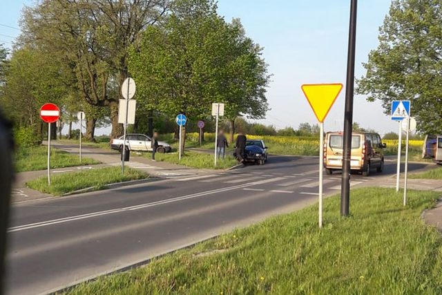 Zderzenie opla z BMW w pobliżu Zalewu Zemborzyckiego (zdjęcia)
