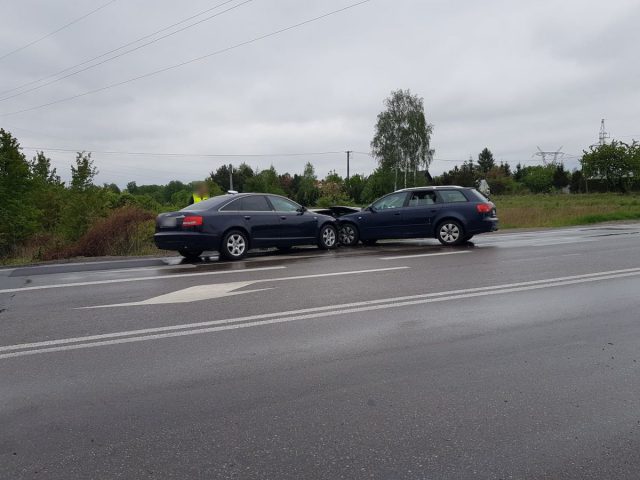 Zderzenie trzech aut na trasie Lublin – Lubartów. Trzy osoby w szpitalu (zdjęcia)
