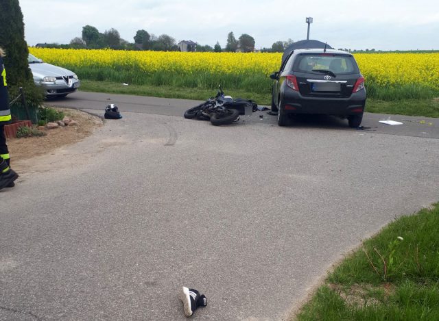 16-latek za kierownicą toyoty doprowadził do groźnego wypadku z motocyklistą (zdjęcia)