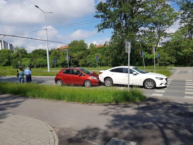 Nie chciał wjechać w auto przepuszczające pieszą, doprowadził do zderzenia z jadącą obok toyotą (zdjęcia)