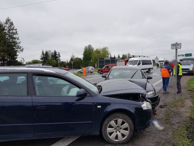 Zderzenie trzech aut na trasie Lublin – Lubartów. Trzy osoby w szpitalu (zdjęcia)