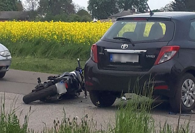 16-latek za kierownicą toyoty doprowadził do groźnego wypadku z motocyklistą (zdjęcia)