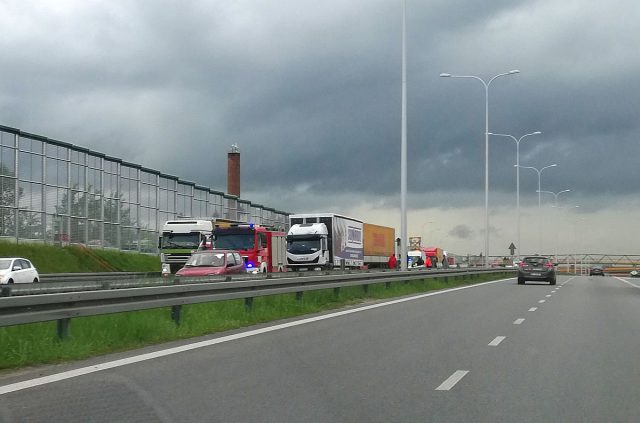 Zderzenie dwóch ciężarówek i osobowego fiata na wyjeździe z Lublina. Tworzą się korki (zdjęcia)