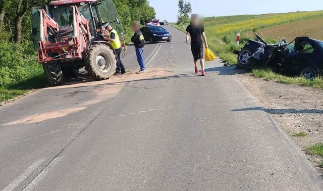 Zderzenie ciągnika rolniczego z BMW. Śmigłowiec zabrał poszkodowanego do szpitala (zdjęcia)