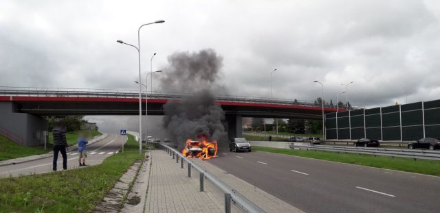 Pożar peugeota na wjeździe do Lublina. Są utrudnienia w ruchu (zdjęcia)