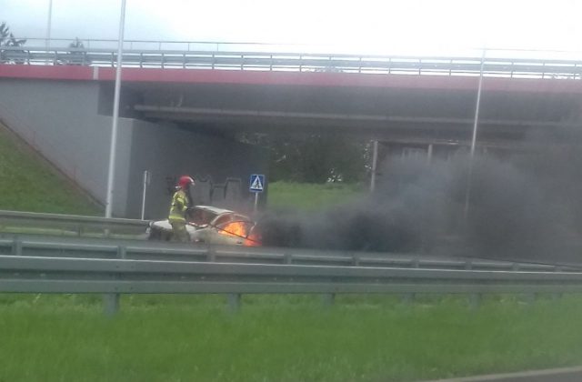 Pożar peugeota na wjeździe do Lublina. Są utrudnienia w ruchu (zdjęcia)