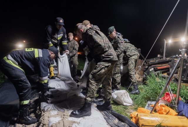 Lubelscy Terytorialsi pomagali umacniać wały w rejonie elektrowni Połaniec (zdjęcia)