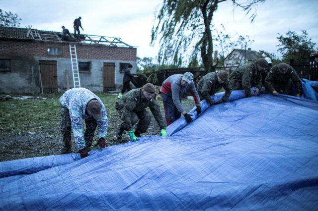 Terytorialsi pomagają po nawałnicy w gminie Wojciechów (zdjęcia)