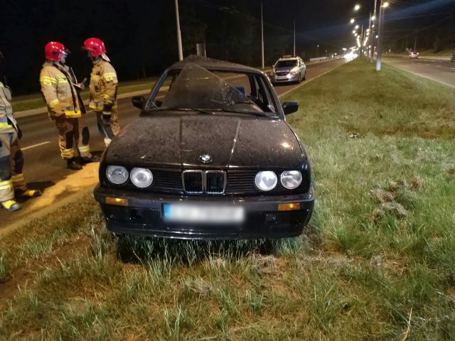 BMW uderzyło bokiem w latarnię. Są utrudnienia w ruchu (zdjęcia)