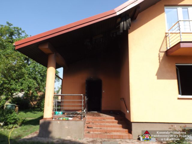 Pożar budynku mieszkalnego od czajnika pozostawionego na kuchence. Jedna osoba poszkodowana (zdjęcia)