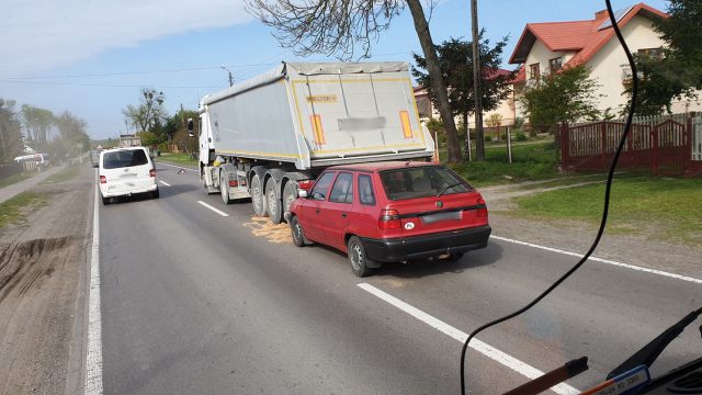 Zderzenie pojazdu osobowego z ciężarowym na krajowej 74 (zdjęcia)