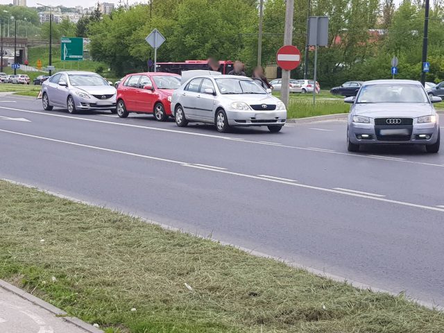 Kolizja trzech pojazdów na ul. Diamentowej (zdjęcia)