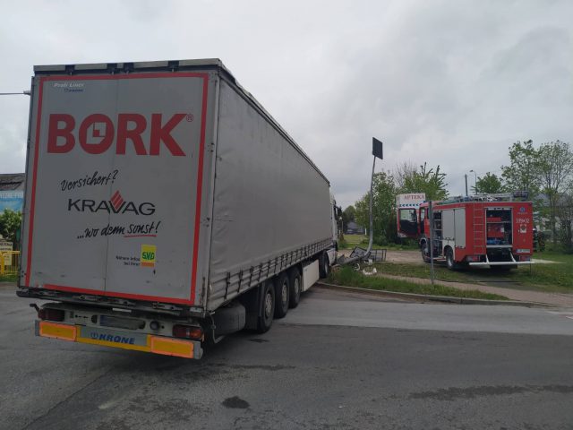 Zderzenie ciężarówki z osobówką na skrzyżowaniu w Krasieninie. Jedna osoba w szpitalu (zdjęcia)