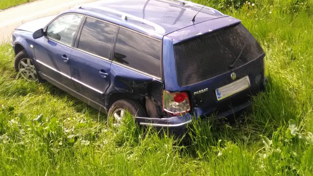 Dziecko trafiło do szpitala po zderzeniu dwóch volkswagenów (zdjęcia)