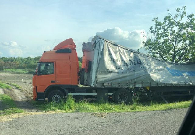 Ciężarówka wypadła z drogi krajowej nr 12 (zdjęcia)