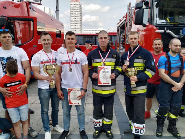 Strażacy z naszego regionu na podium w biegu po schodach na 30 piętro Pałacu Kultury i Nauki