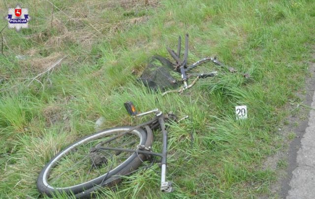 Śmiertelne potrącenie rowerzysty w Leszkowicach. Na policję zgłosił się 26-latek (zdjęcia)
