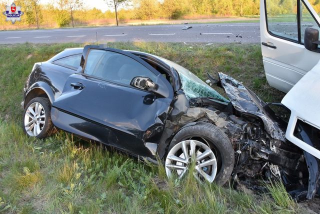 Postanowił zawrócić autem dostawczym na drodze, zderzył się z oplem. Jedna osoba nie żyje (zdjęcia)