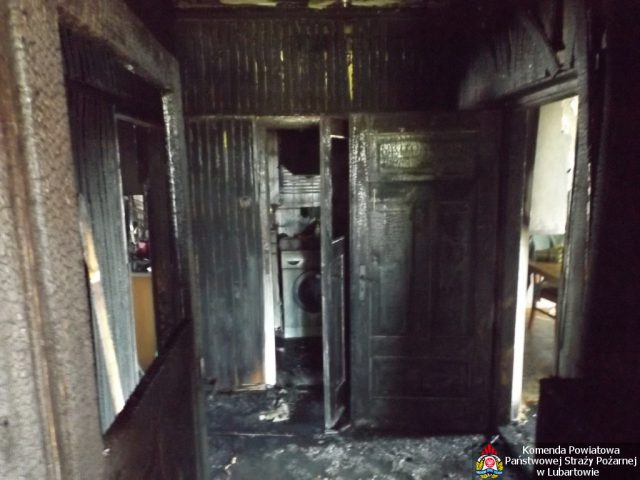 Pożar budynku mieszkalnego od czajnika pozostawionego na kuchence. Jedna osoba poszkodowana (zdjęcia)