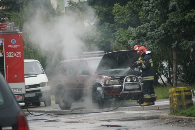 Strażacy gasili pożar opla na ul. Energetyków (zdjęcia)