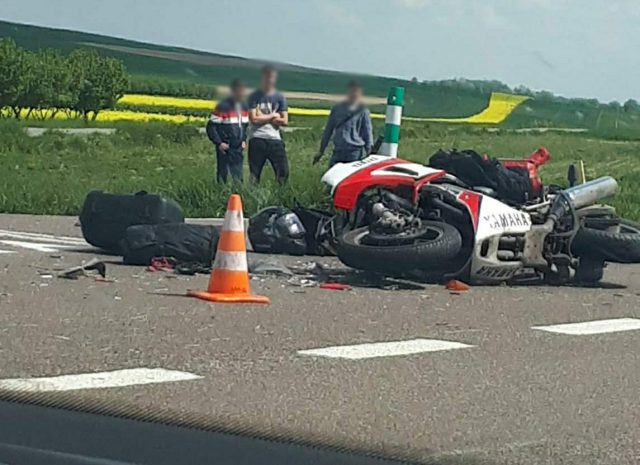 Skręcał w lewo, zderzył się z motocyklem. Jedna osoba trafiła do szpitala (zdjęcia)