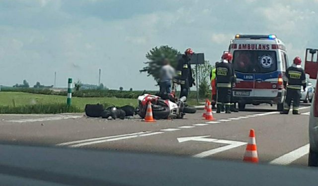 Skręcał w lewo, zderzył się z motocyklem. Jedna osoba trafiła do szpitala (zdjęcia)