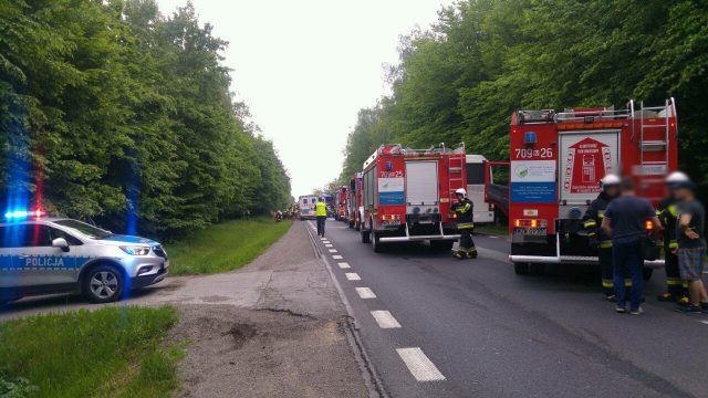 Czołowe zderzenie toyoty z audi. Droga jest zablokowana (zdjęcia)