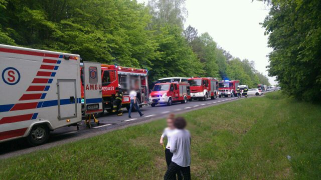 Czołowe zderzenie toyoty z audi. Droga jest zablokowana (zdjęcia)