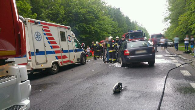 Czołowe zderzenie toyoty z audi. Droga jest zablokowana (zdjęcia)