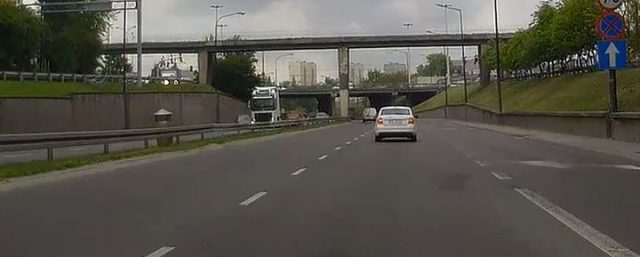 Kolizja przy zmianie pasa ruchu. Pchał osobówkę ciężarówką kilkanaście metrów (wideo, zdjęcia)