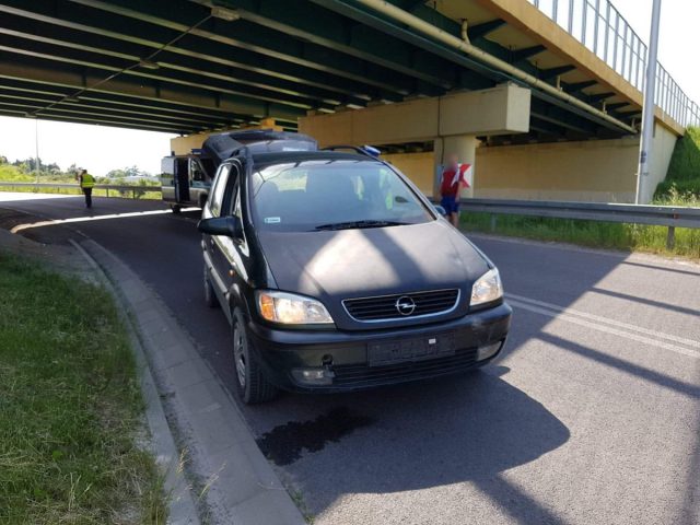 10-latek zjechał z chodnika na jezdnię. Został potrącony przez opla (zdjęcia)