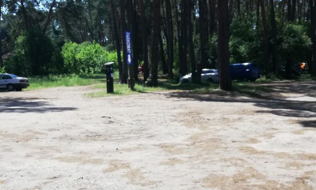 W lesie stanęły parkometry. Mieszkańcy narzekają na kary za parkowanie i wysokie ceny nad zalewem