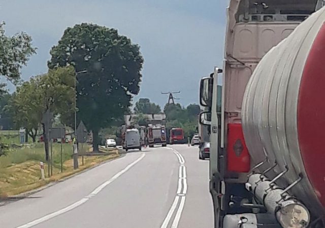 Zderzenie samochodu osobowego z ciężarówką. Całkowicie zablokowana trasa Lublin – Kraśnik
